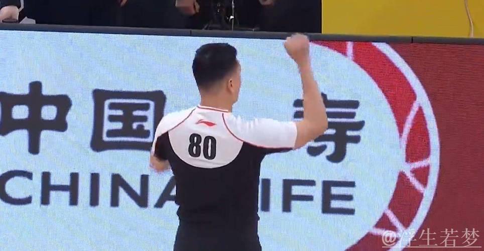 山西外援肘击朱俊龙被判违体犯规，球迷力挺裁判：做得对！